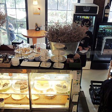 Treat Cafe & Hang Out ครบสูตรร้านสวย