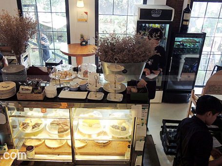 Treat Cafe & Hang Out ครบสูตรร้านสวย