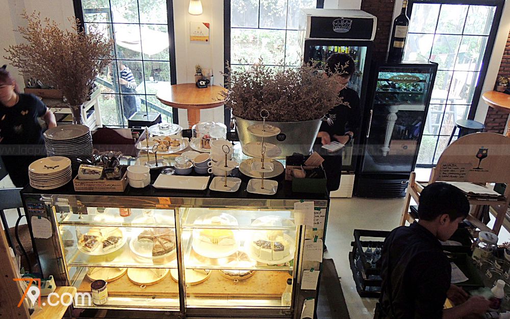Treat Cafe & Hang Out ครบสูตรร้านสวย