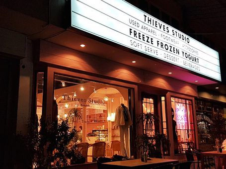 Freeze Frozen Yogurt ไอติมโยเกิร์ตรสพรีเมียม บนถนนนาคนิวาส