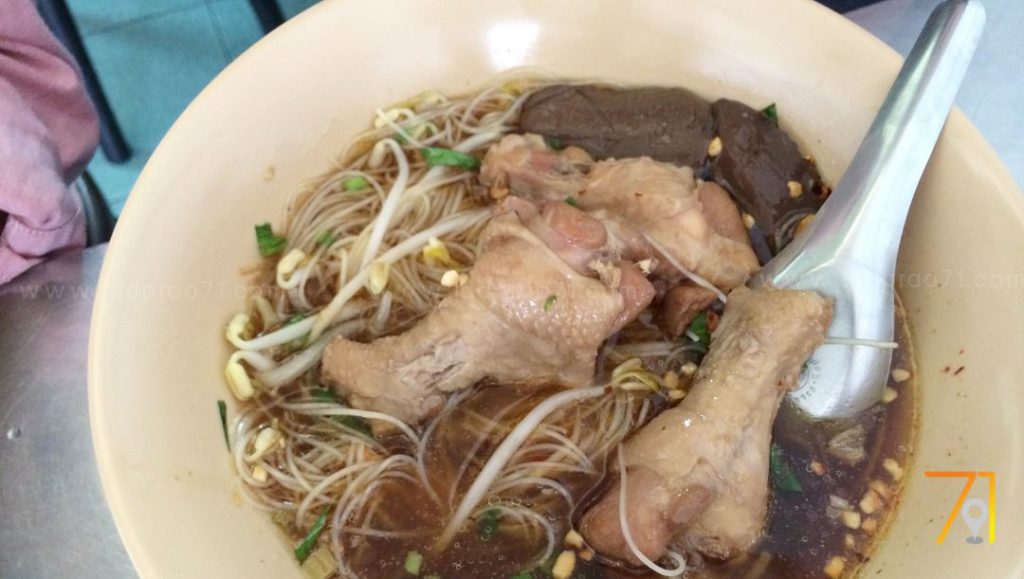 อี๊ก๋วยเตี๋ยวเป็นตุ๋นไก่ตุ๋น