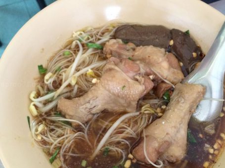 อี๊ก๋วยเตี๋ยวเป็นตุ๋นไก่ตุ๋น