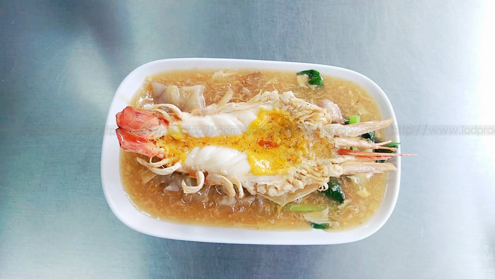 ร้านราดหน้าฟาไฉ ราดหน้าที่มาพร้อมเนื้อหมูชิ้นใหญ่ไซส์ XXL