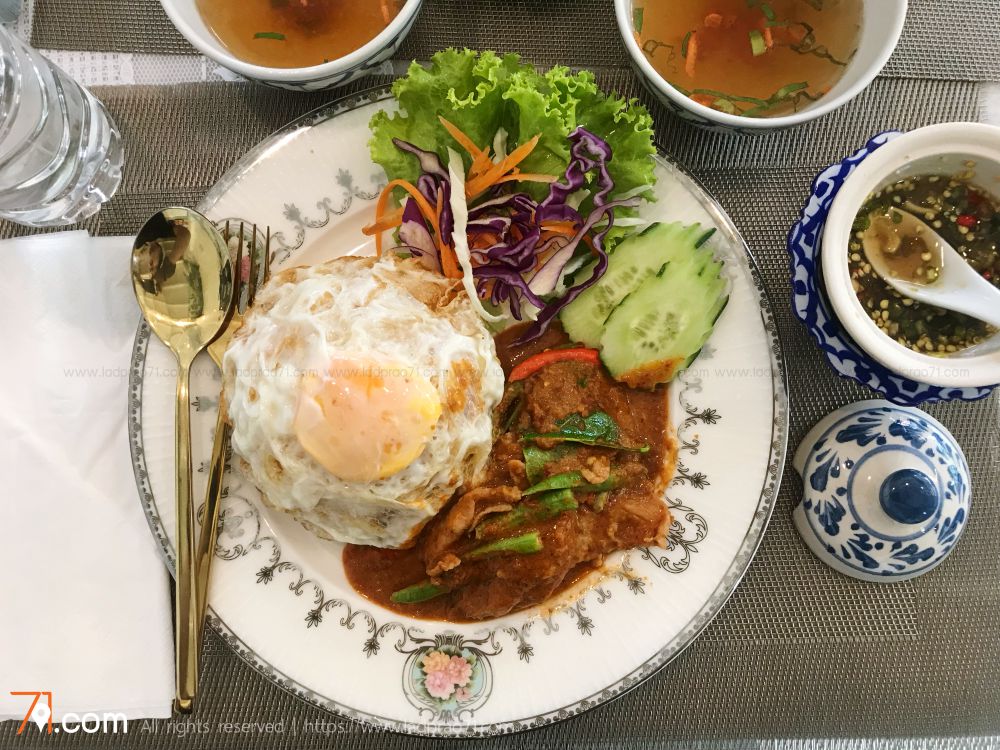 ร้านชอบกิน (Eat Lovers) นาคนิวาส ร้านอาหารไทยสไตล์ในวาไรตี้ โดดเด่นด้วยการจัดจานและการตกแต่งร้าน